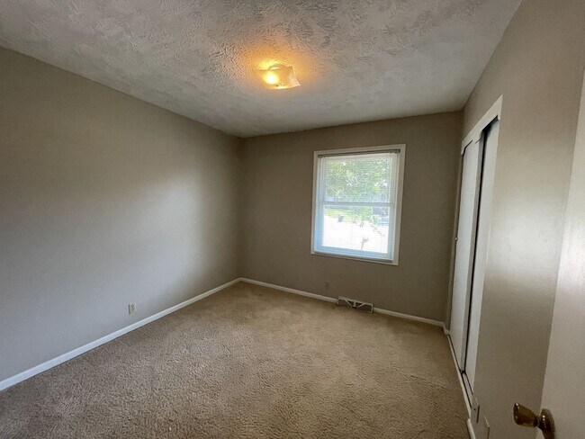 Building Photo - 15112 Lincoln Cir