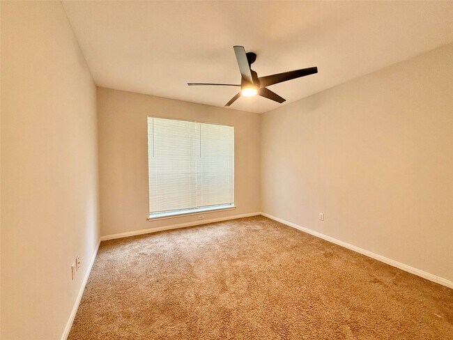 Building Photo - 1405 Manor Dr