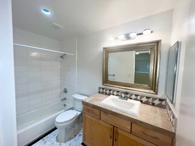 Building Photo - Beautiful 2 Bed / 2 Bath Condo in Prime Hillcrest Location – Near Balboa Park