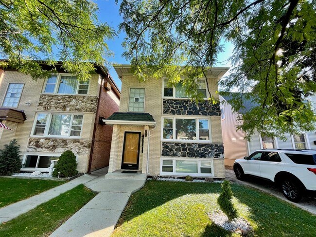 Building Photo - Freshly Renovated 3-Bed in Jefferson Park – In-Unit Laundry & Modern Upgrades!