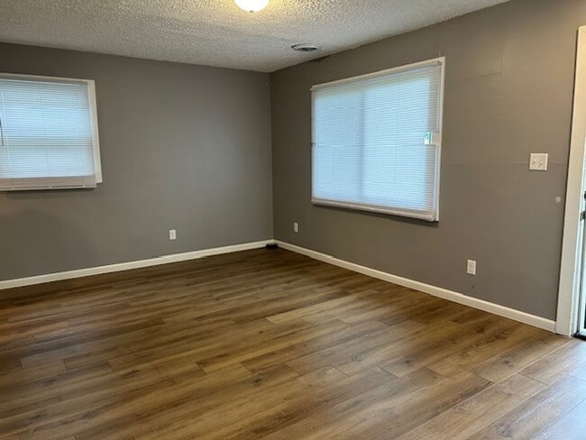 Building Photo - 3 Bedroom, 2 Bath Ranch Home w/Central Air