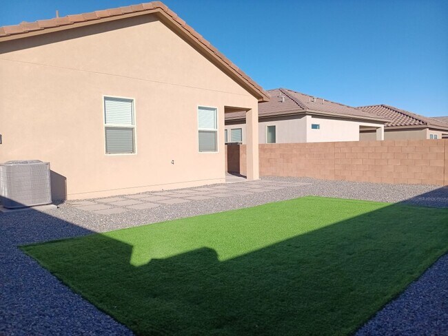 Building Photo - Beautiful 3 bedroom, 2 bathroom in Rio Rancho! Showings available NOW!