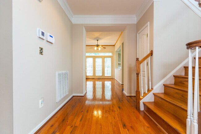 Building Photo - Spacious, Light-Filled Home in the Desirable Broadlands