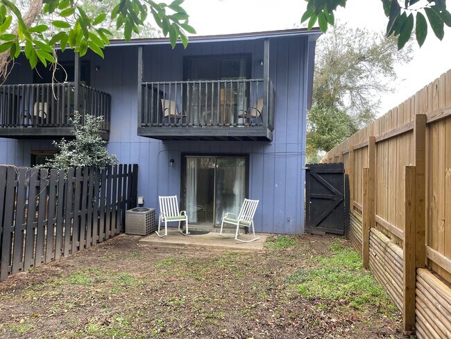Building Photo - Convenient 2BD/1.5BA End-Unit Townhome Nea...