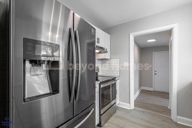 Building Photo - Beautiful and Newly Renovated 3 bedroom / ...