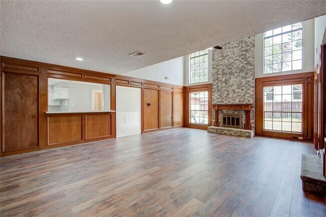 Building Photo - 11918 Glenway Dr