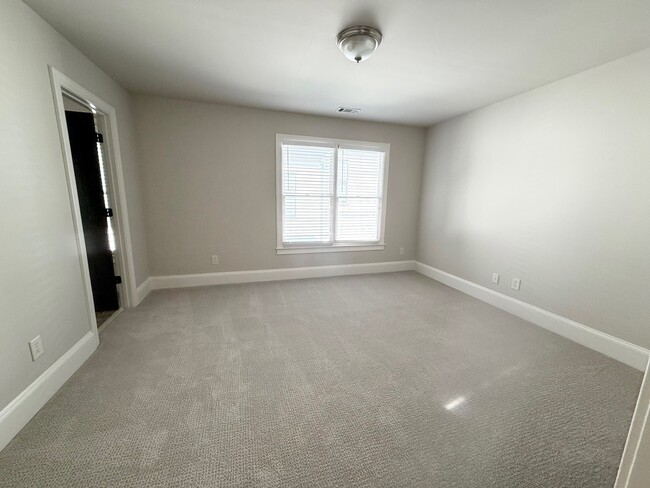 Building Photo - 2041 Mendenhall Cir