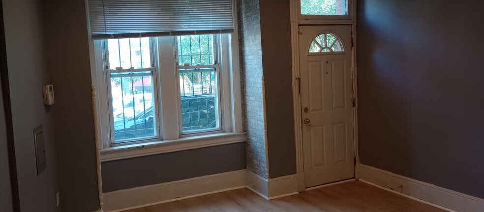 Living Room - 648 Morton Pl NE