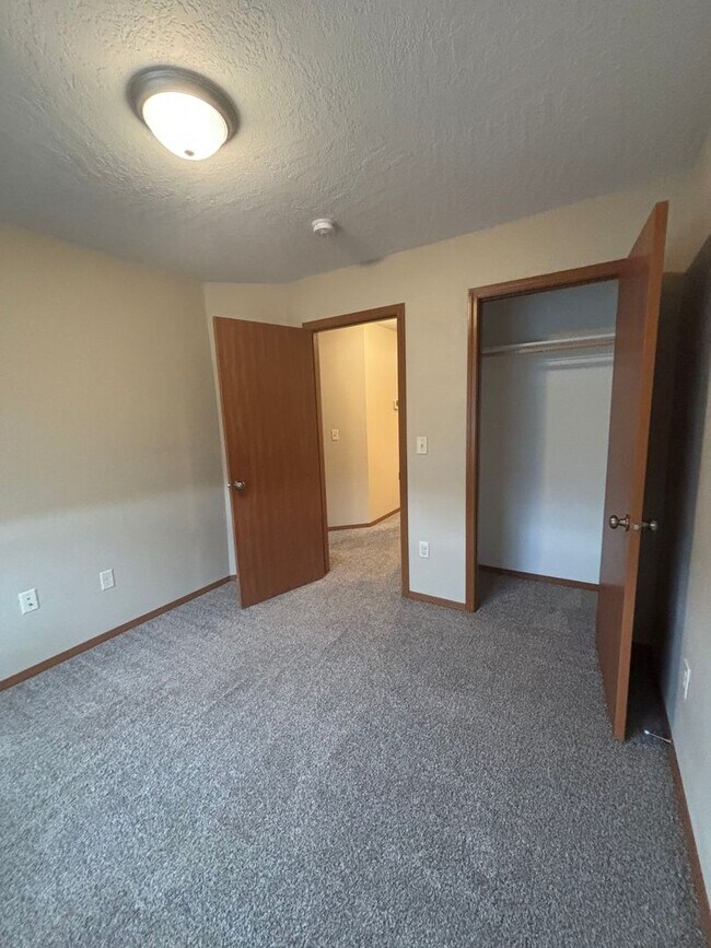 Building Photo - NEWLY UPDATED 4 bed / 2.5 BATH - Desirable Spokane Valley