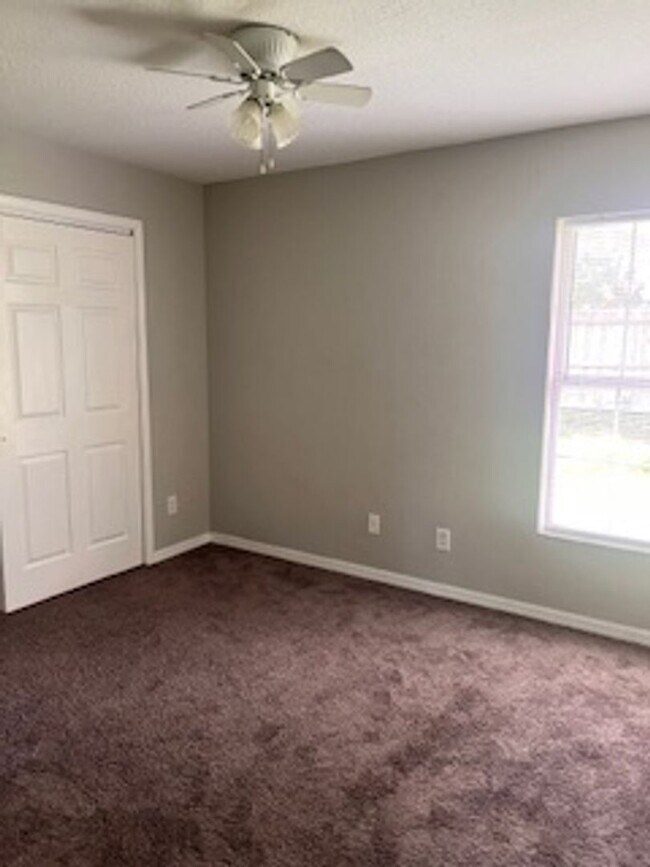 Building Photo - 106 Drake St