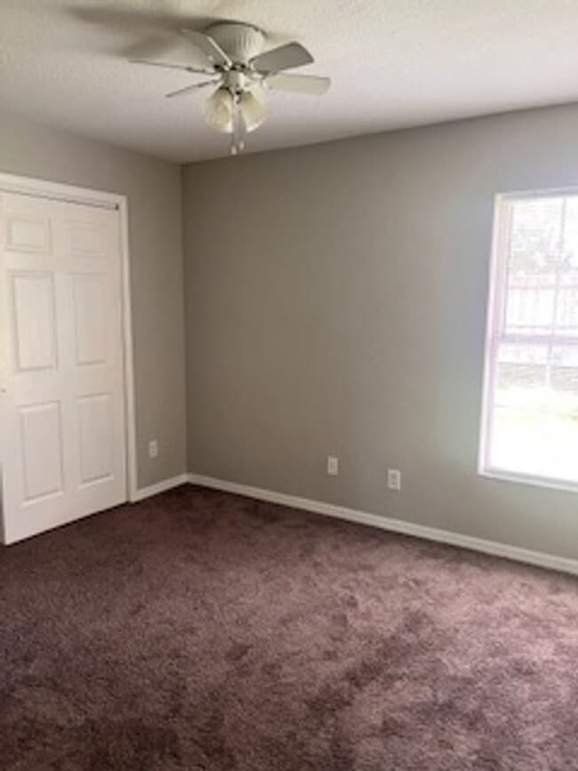 Building Photo - Three Bedroom Two bath