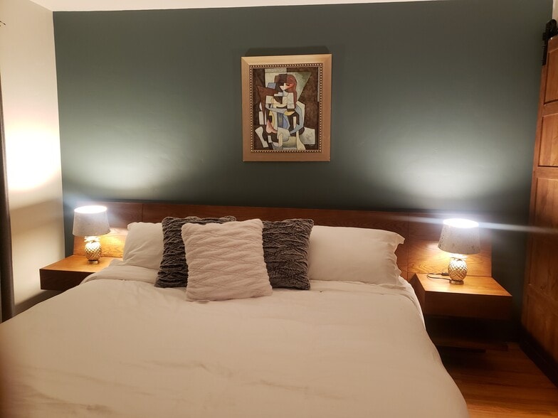 Building Photo - 717 Rolph St