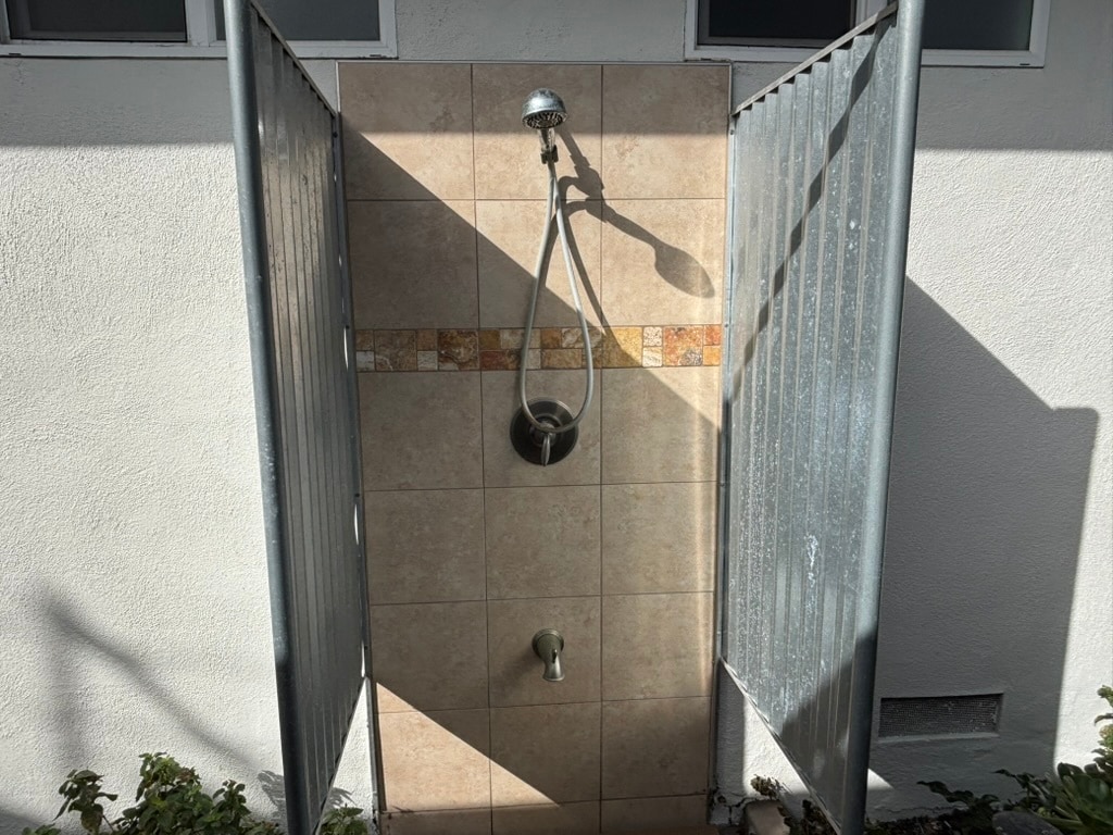 Outdoor Shower - 4710 Jewel St