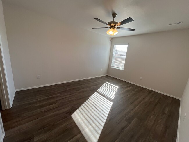 Building Photo - *Pre-leasing* NEWER Three Bedroom | Two Ba...