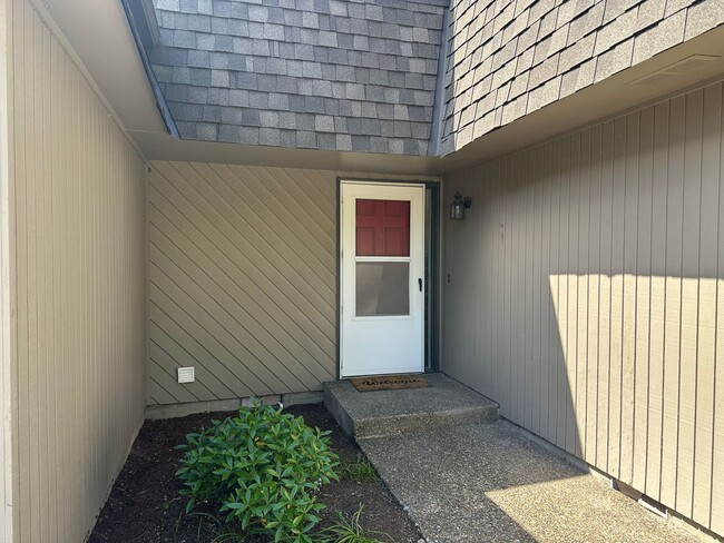 Building Photo - Beautifully updated 3 bedroom 1.5 bath dup...