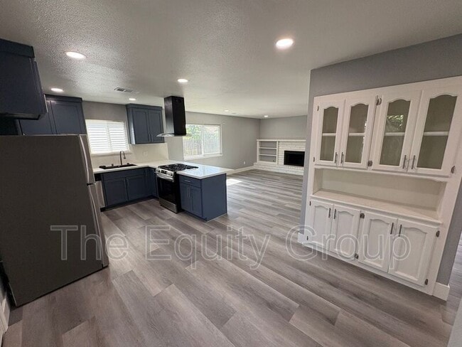 Building Photo - 609 S Acacia Dr