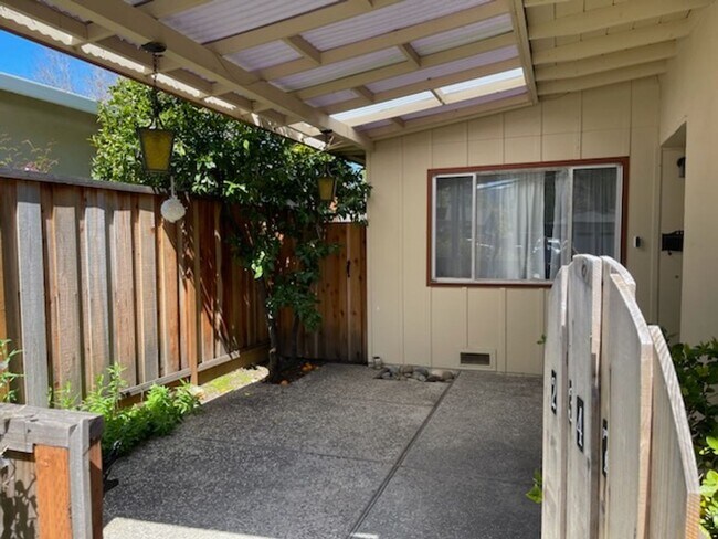 Building Photo - Lovely 3 Bedroom with spacious yard. Great location!
