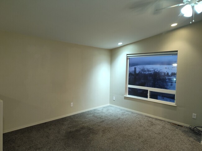 Building Photo - Costich Condo