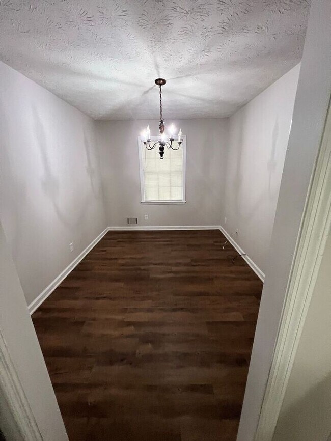 Building Photo - READY NOW!!!! 3 bed 2 bath!