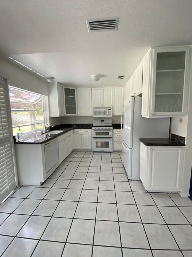 Building Photo - 6954 Viking Ct