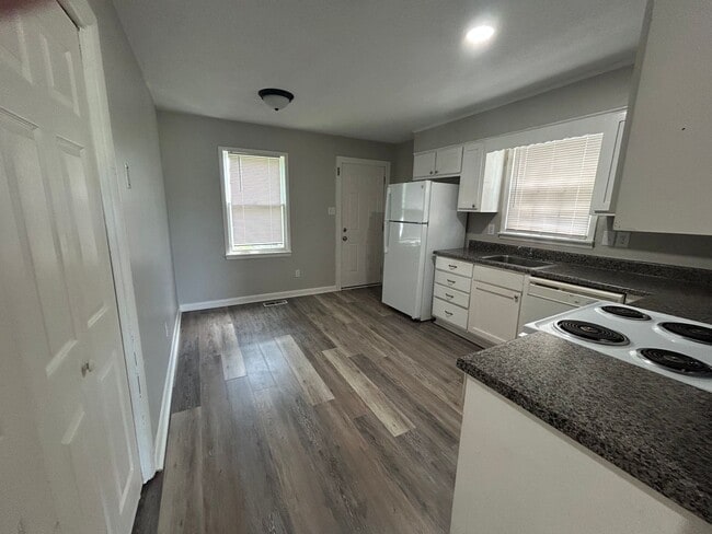 Building Photo - Charming and Affordable Downstairs Duplex ...