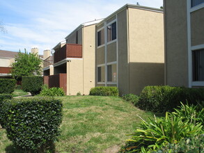 Building Photo - 475 N Midway Dr