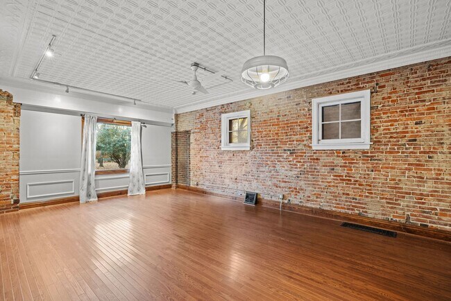 Primary Photo - Charming 2 Bedroom Apartment in Benton Par...