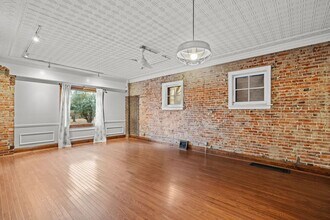 Building Photo - Charming 2 Bedroom Apartment in Benton Par...