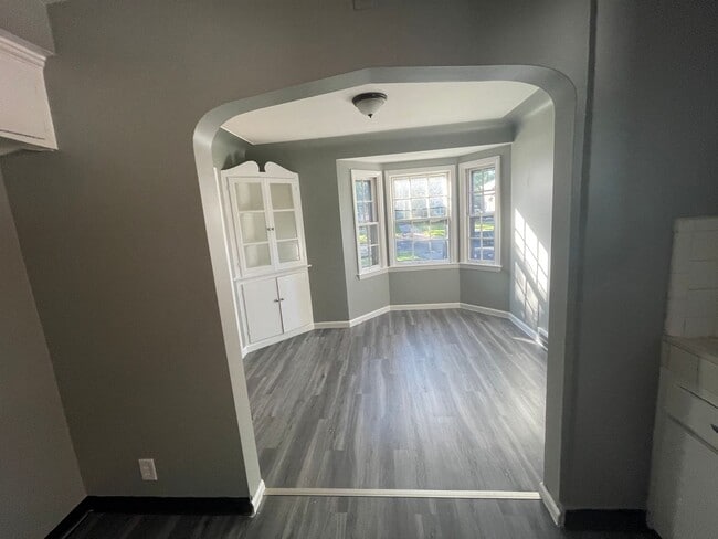 Building Photo - Showing Sat @ Noon!! New floors, paint etc! You'll love this house!!