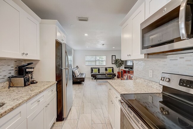 Building Photo - 2 Bed / 1 Bath Cozy Downtown Duplex Apartment