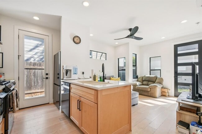 Building Photo - 2916 E 13th St