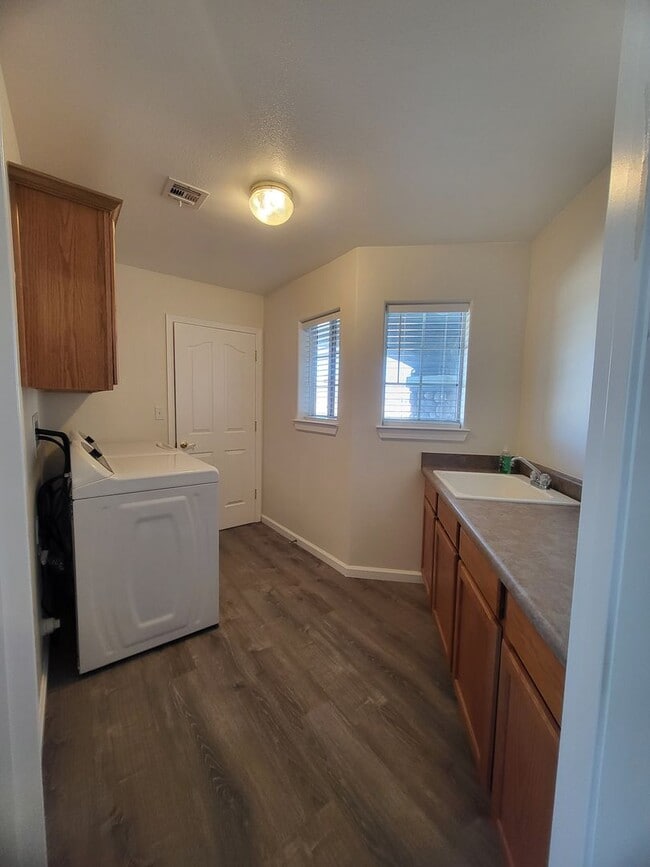 Building Photo - GOLDEN SPRINGS RANCH U8 - W. Betty Avenue