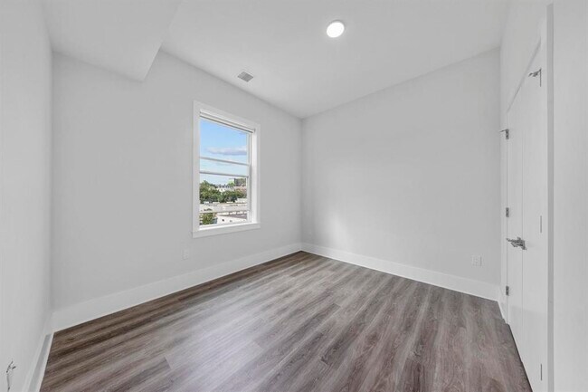 Building Photo - 660 Grand St