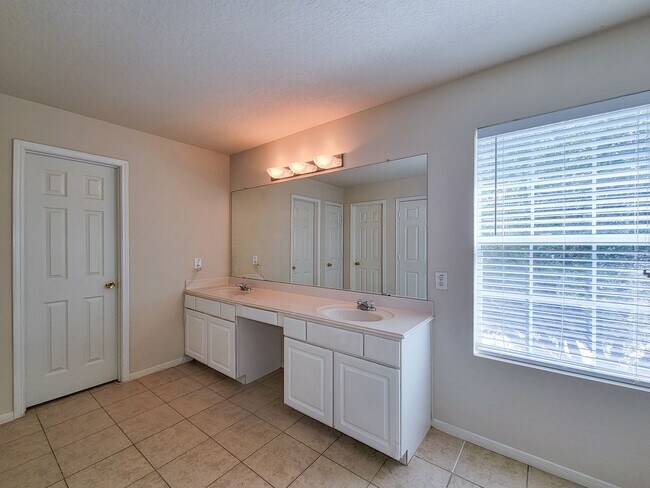 Building Photo - Well-Maintained Home with Spacious Layout ...