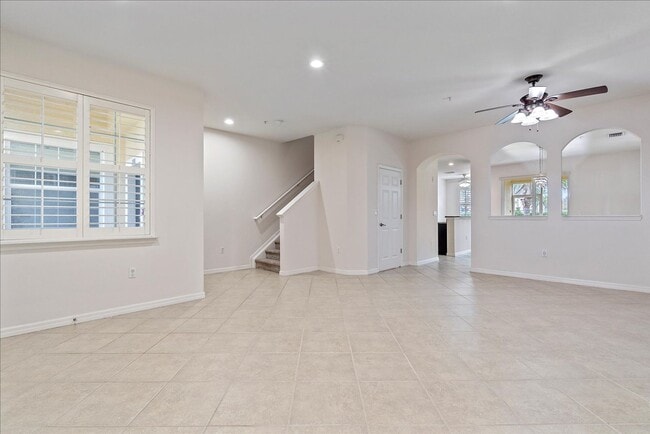Building Photo - Gorgeous Light & Bright 3 Bedroom 2.5 Bath...