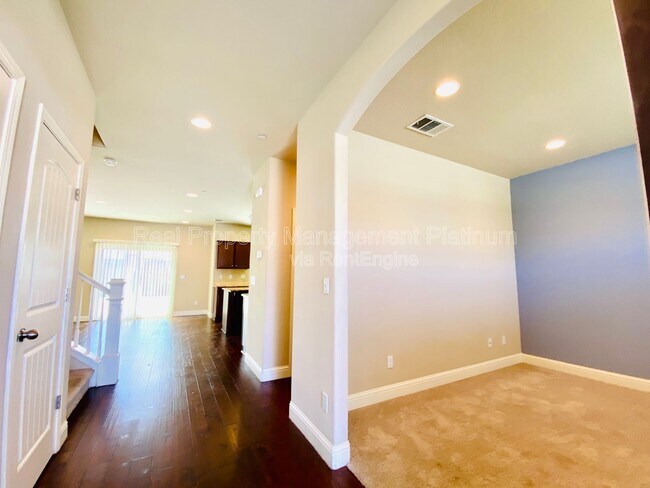 Building Photo - 6162 E Farrin Ave