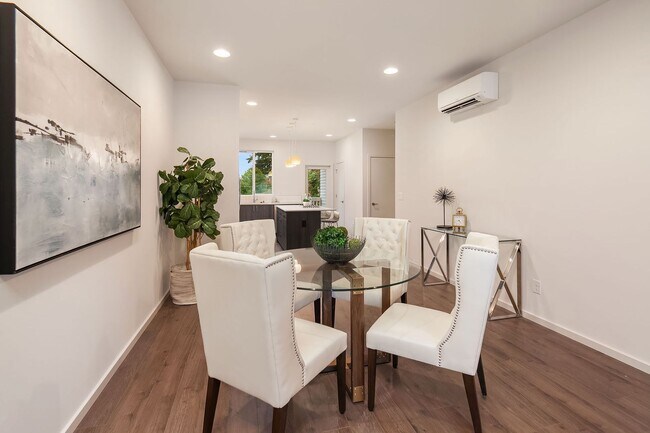 Building Photo - 4Bd/3.5Ba Shoreline Townhome