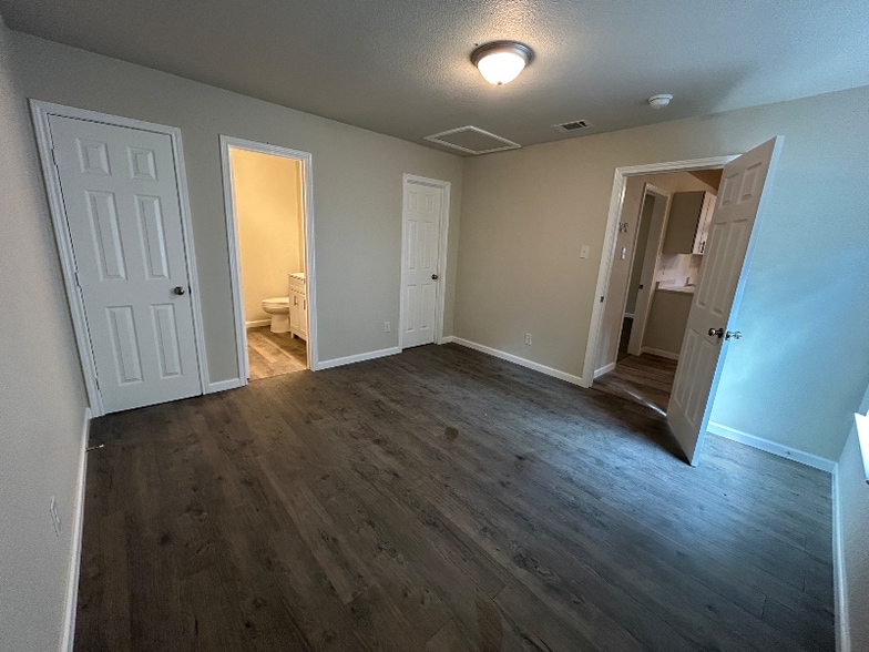 Building Photo - 5605 Hiett Ct