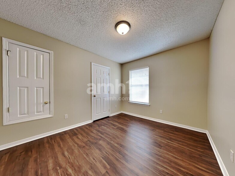 Building Photo - 6291 Ironside Dr N