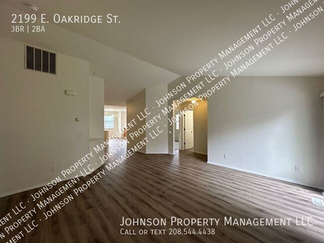 Building Photo - 2199 E Oakridge St