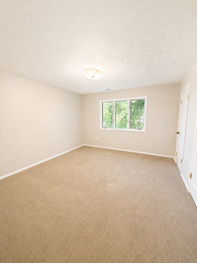 Building Photo - Spacious Charming Home (duplex)