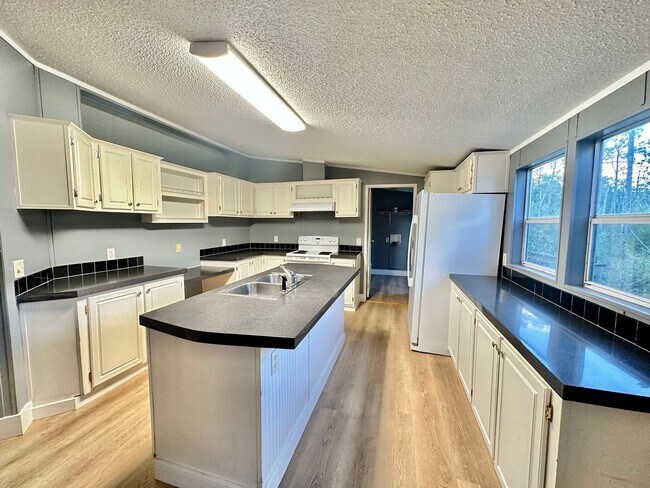 Building Photo - 4 Bedroom/2 Bathroom in Chipley, FL