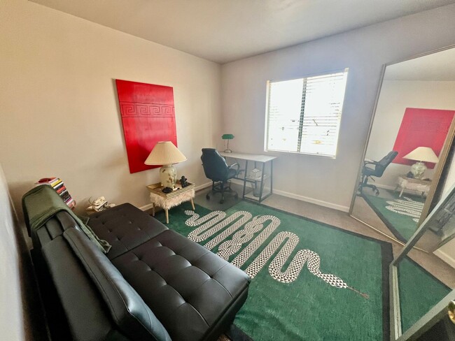 Building Photo - 3-bedroom 2 bath Home with Central AC - Fully Furnished