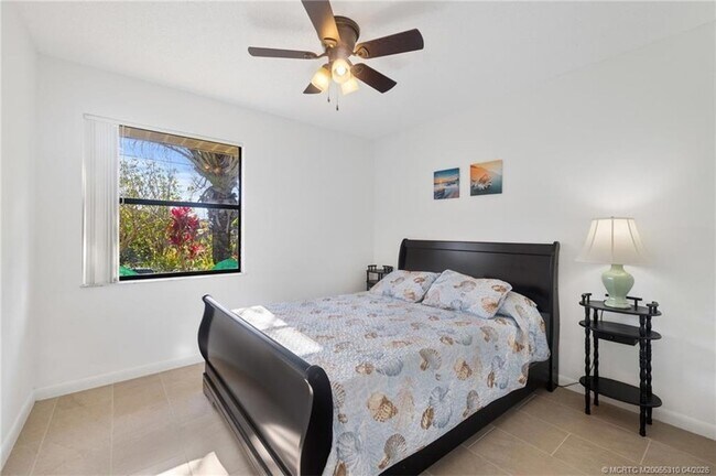 Building Photo - 2542 SW Kensington St