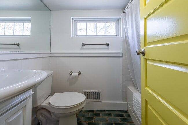 Building Photo - 310 S 7th St