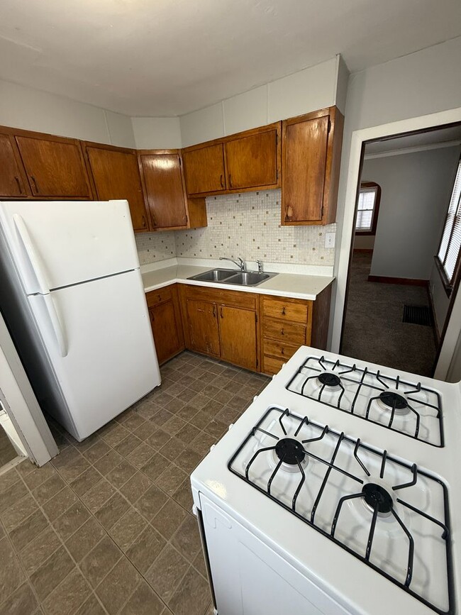 Building Photo - 3B / 1B home with over 1200 square feet!