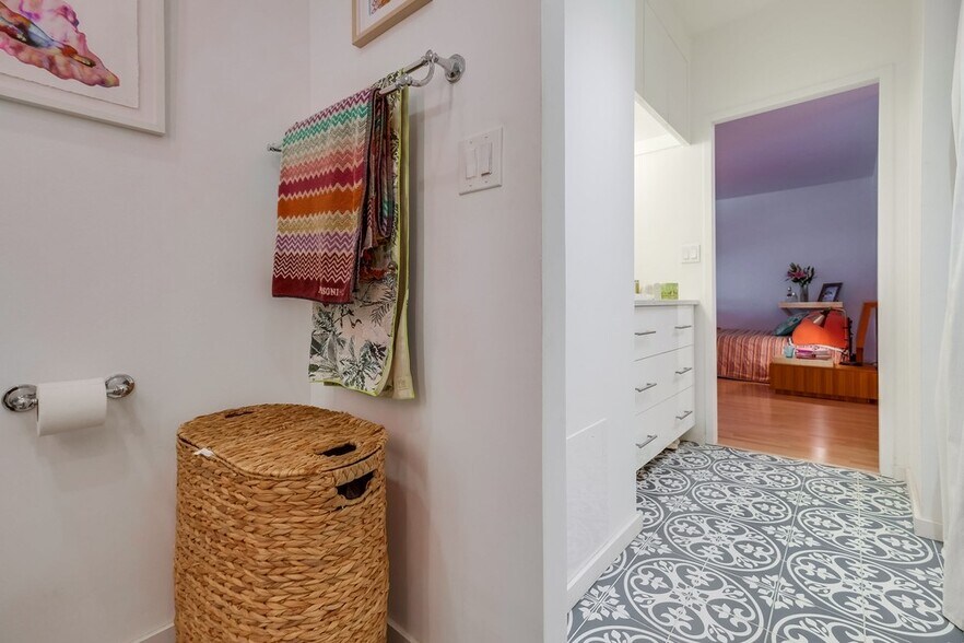 Building Photo - 999 N Doheny Dr