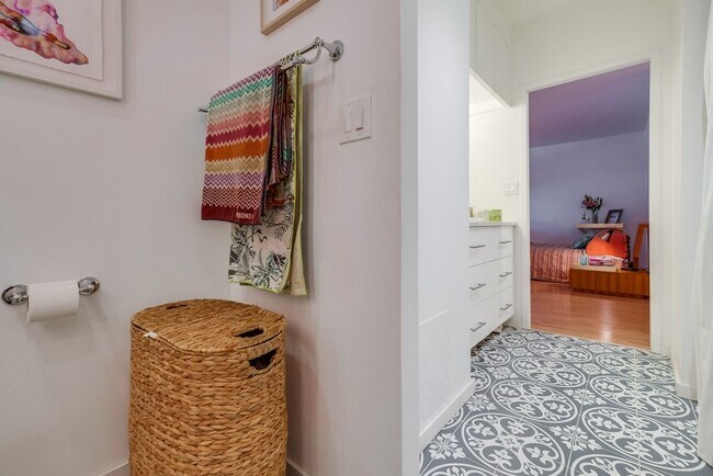 Building Photo - 999 N Doheny Dr