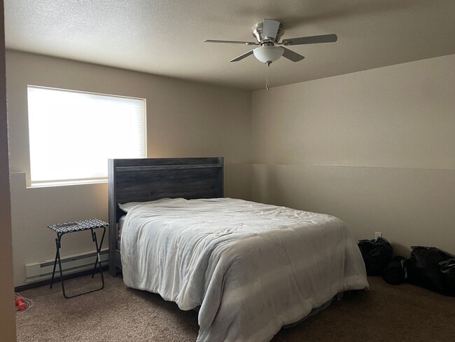 Building Photo - Spacious 2 Bedroom Twinhome SORRY NO PETS!!