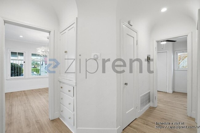 Building Photo - 1421 Stearns Dr